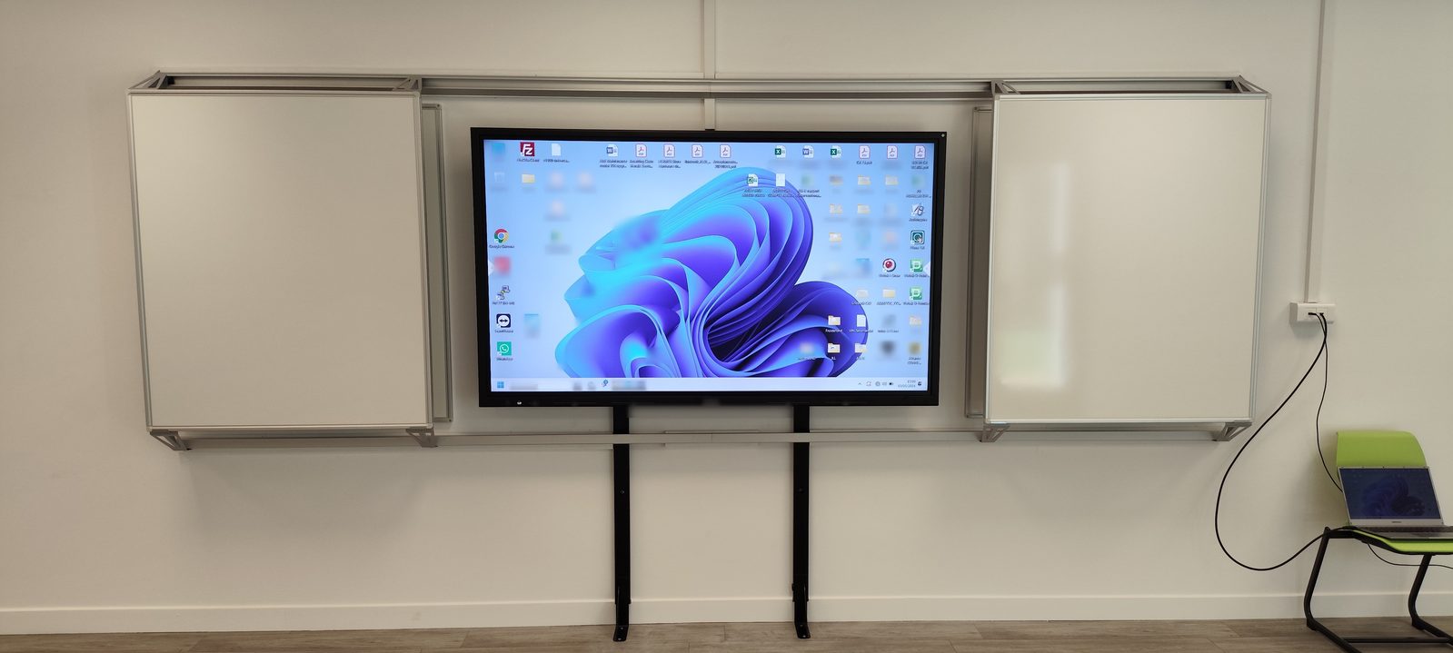 Écran interactif mural installé en salle de classe