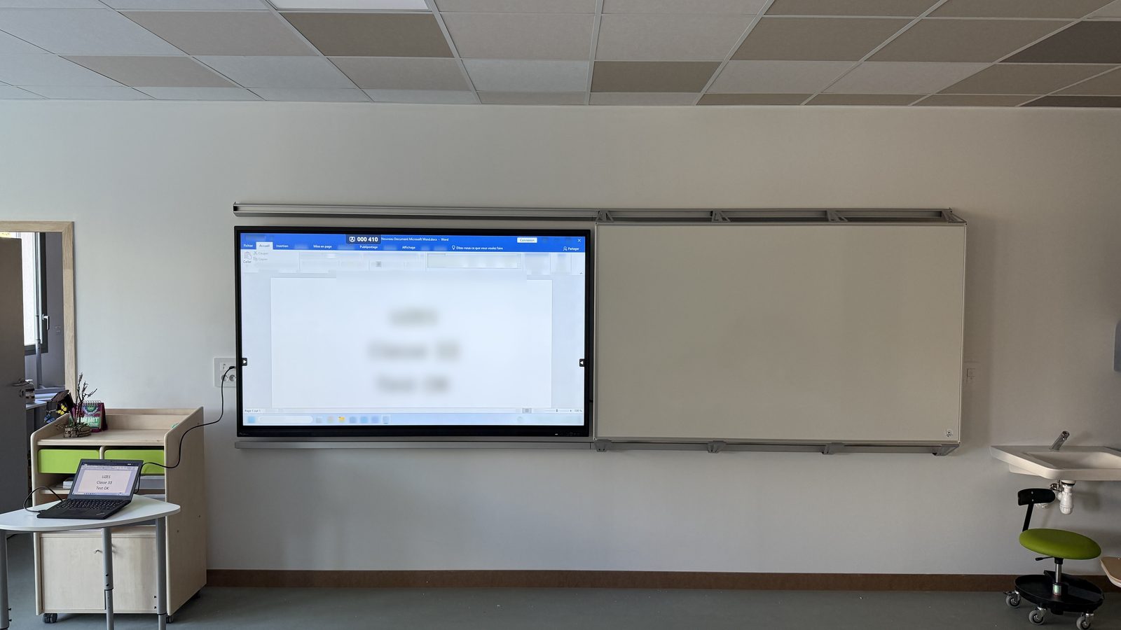 Écran interactif grand format en salle de formation