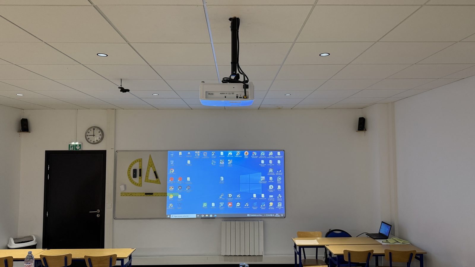 Vidéoprojecteur interactif installé au plafond