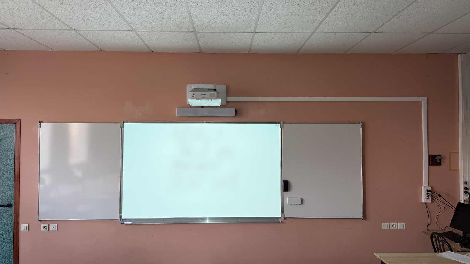 Vidéoprojecteur interactif courte focale sur tableau blanc